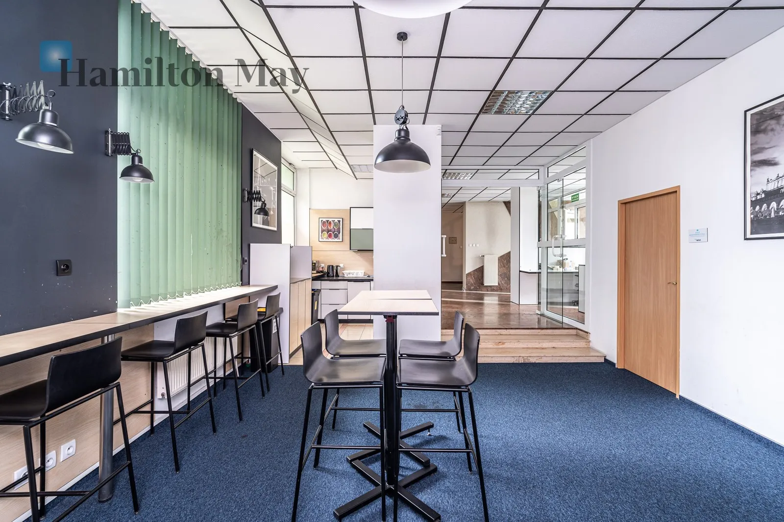 A representative, detached office building with private parking for 18 cars/Officer's Estate - slider