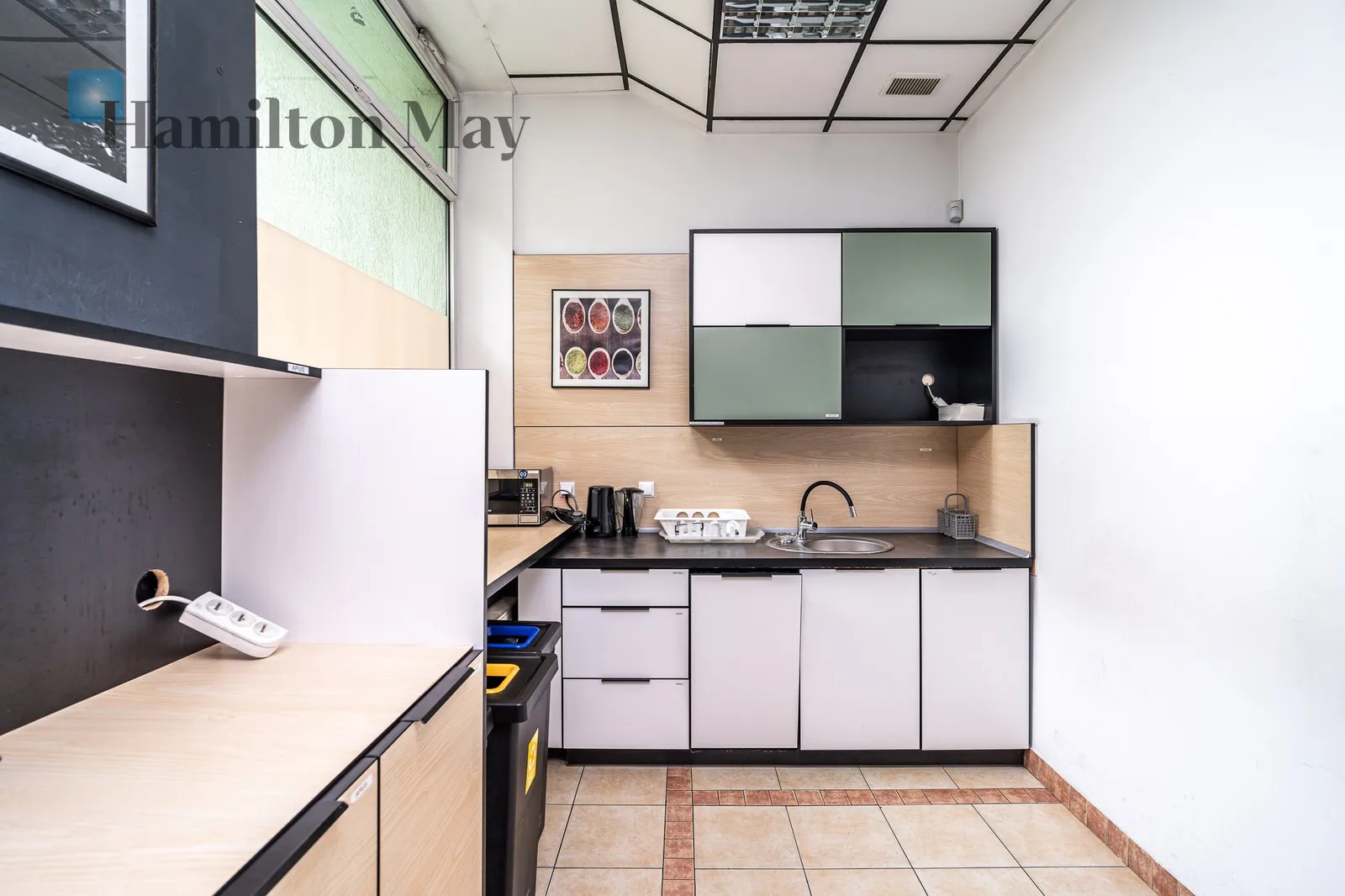 A representative, detached office building with private parking for 18 cars/Officer's Estate - slider