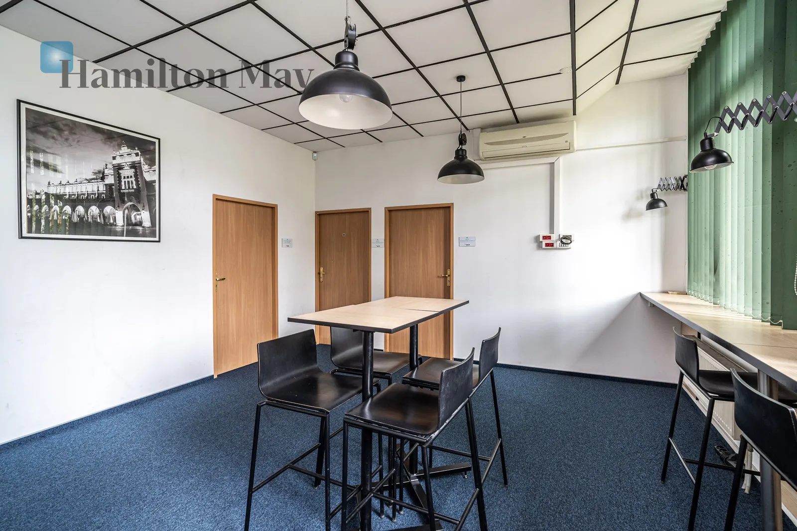 A representative, detached office building with private parking for 18 cars/Officer's Estate - slider