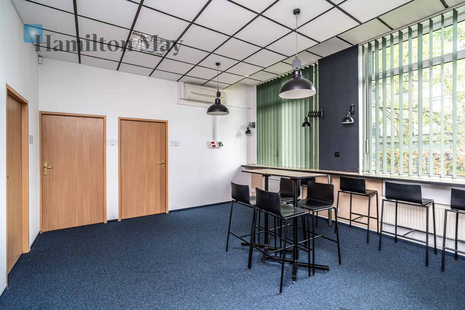 A representative, detached office building with private parking for 18 cars/Officer's Estate - slider