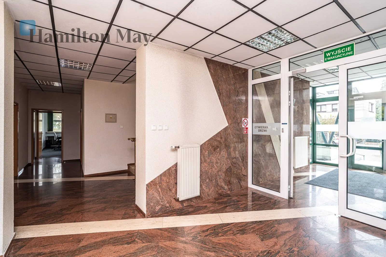 A representative, detached office building with private parking for 18 cars/Officer's Estate - slider