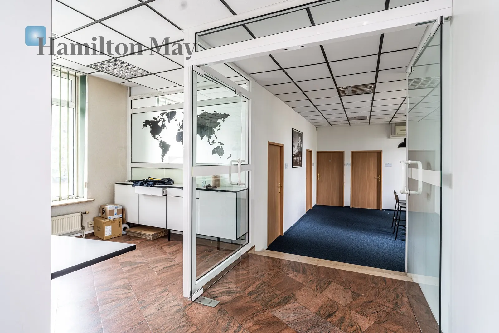A representative, detached office building with private parking for 18 cars/Officer's Estate - slider