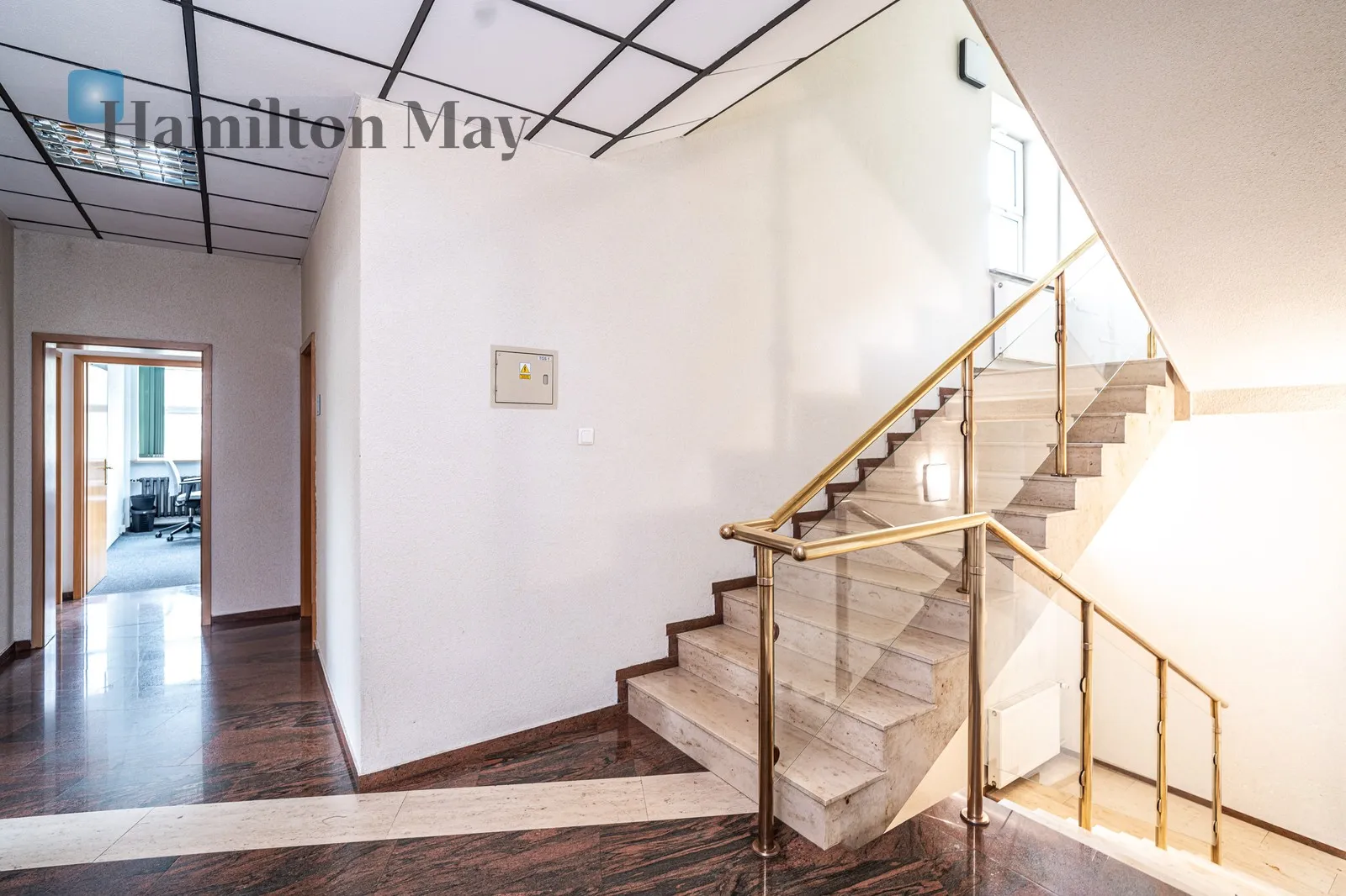 A representative, detached office building with private parking for 18 cars/Officer's Estate - slider