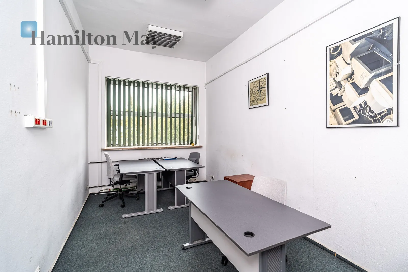 A representative, detached office building with private parking for 18 cars/Officer's Estate - slider