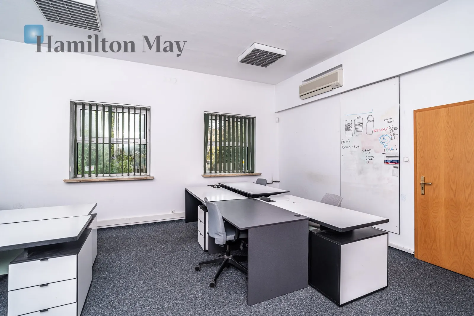 A representative, detached office building with private parking for 18 cars/Officer's Estate - slider