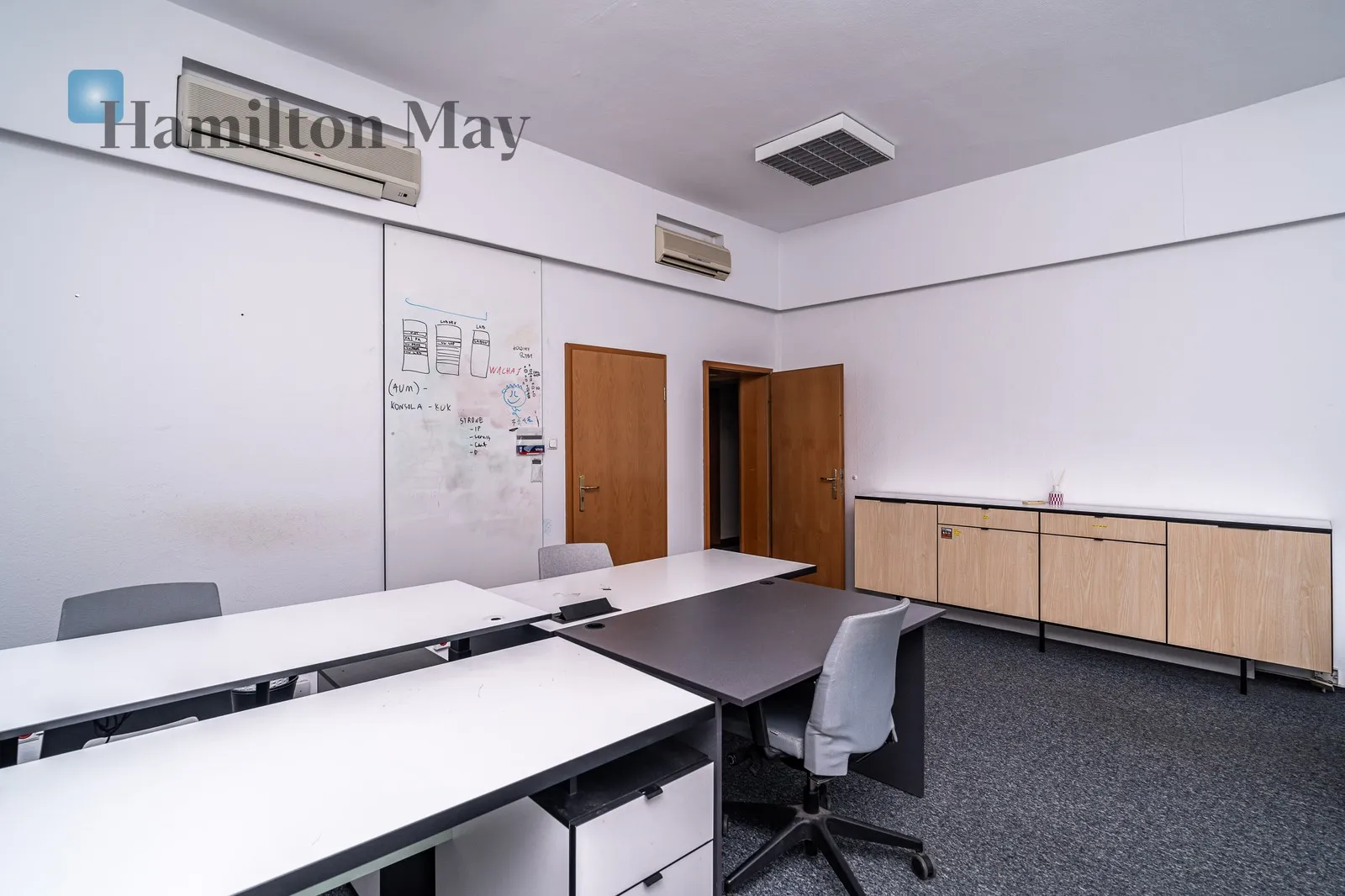 A representative, detached office building with private parking for 18 cars/Officer's Estate - slider