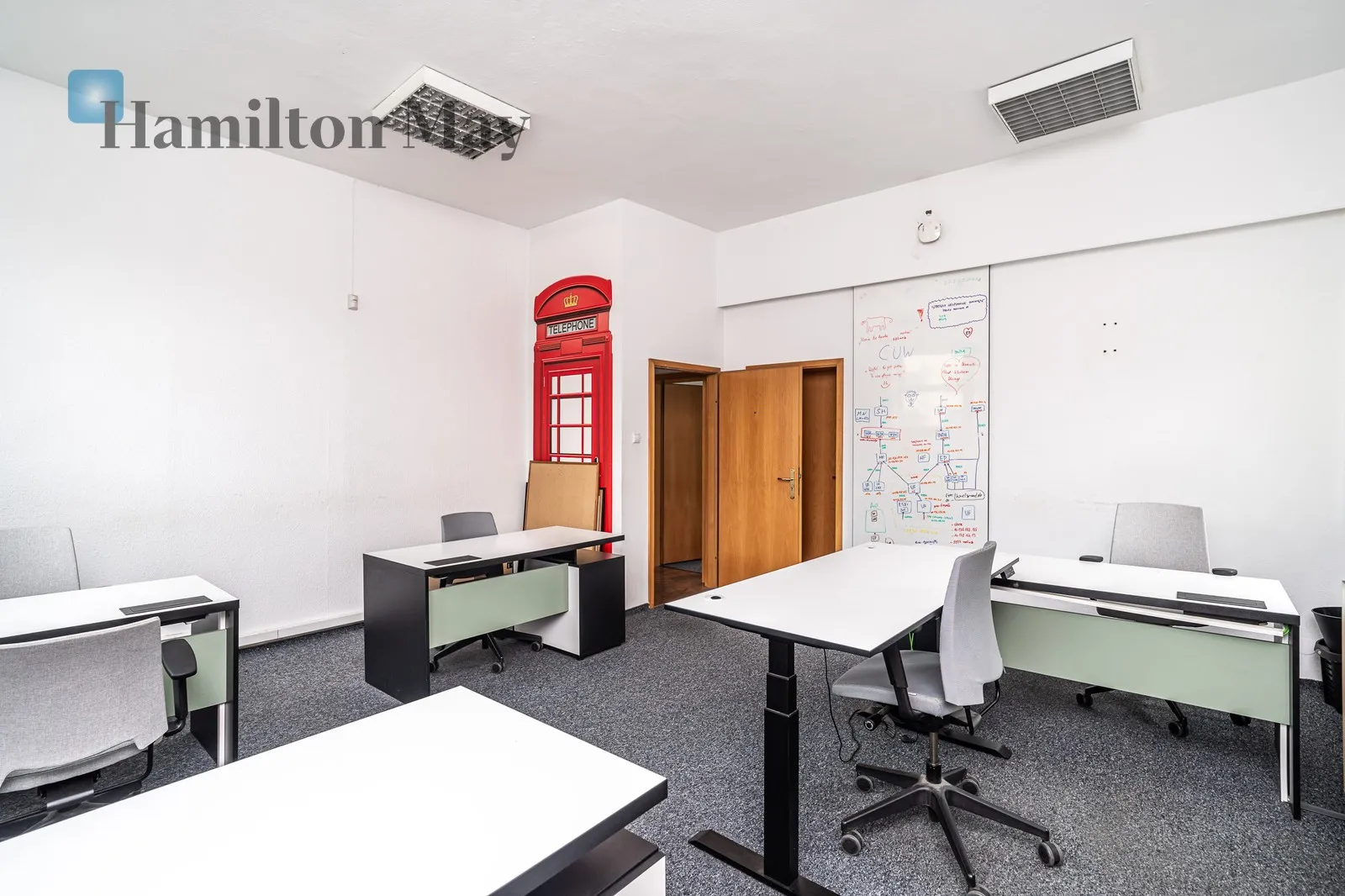 A representative, detached office building with private parking for 18 cars/Officer's Estate - slider