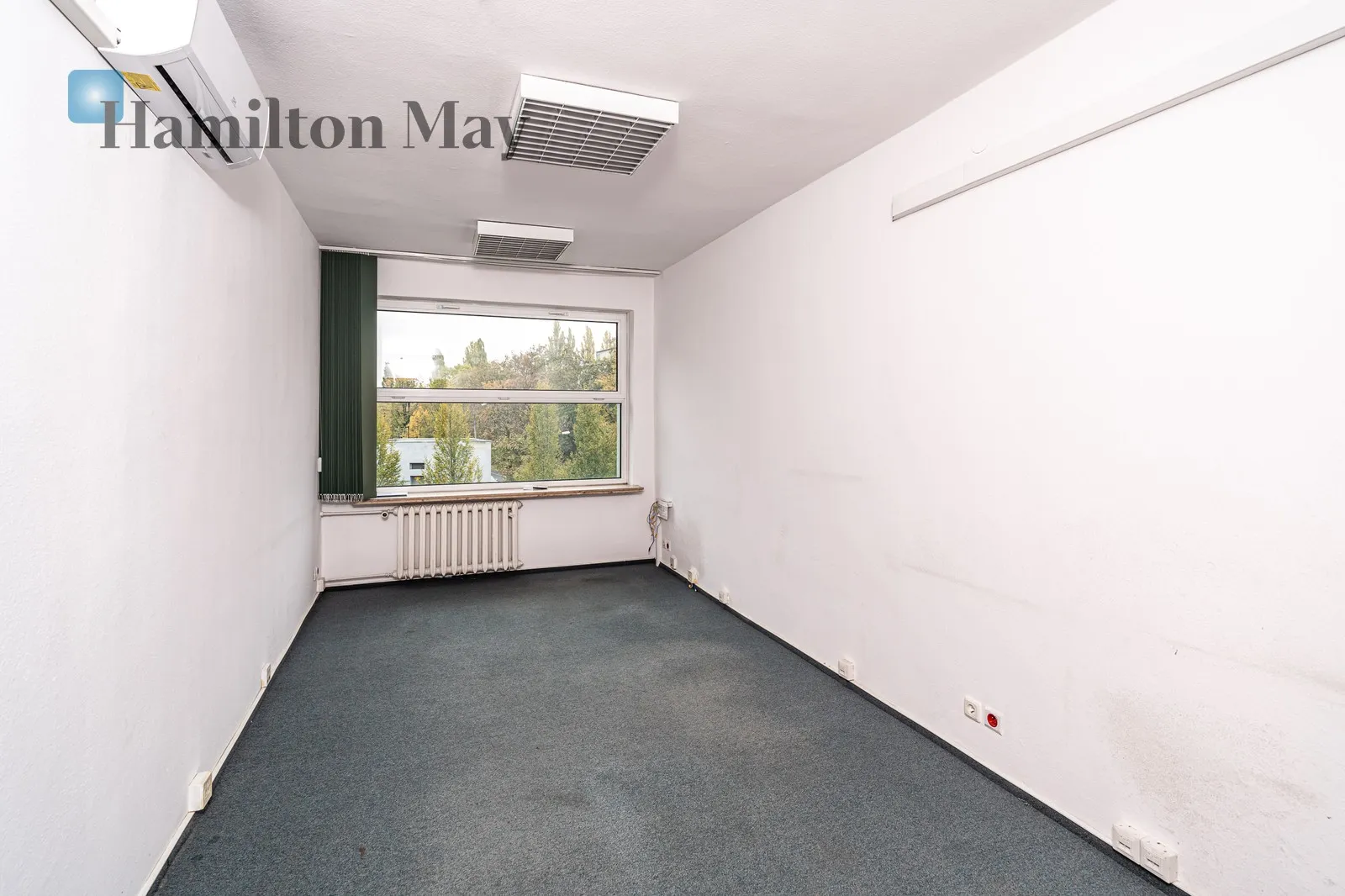 A representative, detached office building with private parking for 18 cars/Officer's Estate - slider