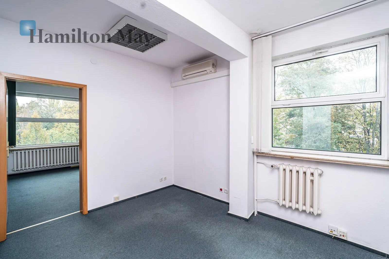 A representative, detached office building with private parking for 18 cars/Officer's Estate - slider
