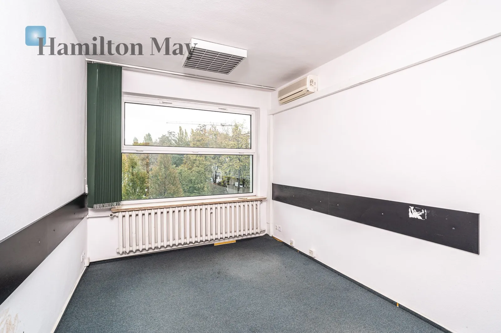 A representative, detached office building with private parking for 18 cars/Officer's Estate - slider