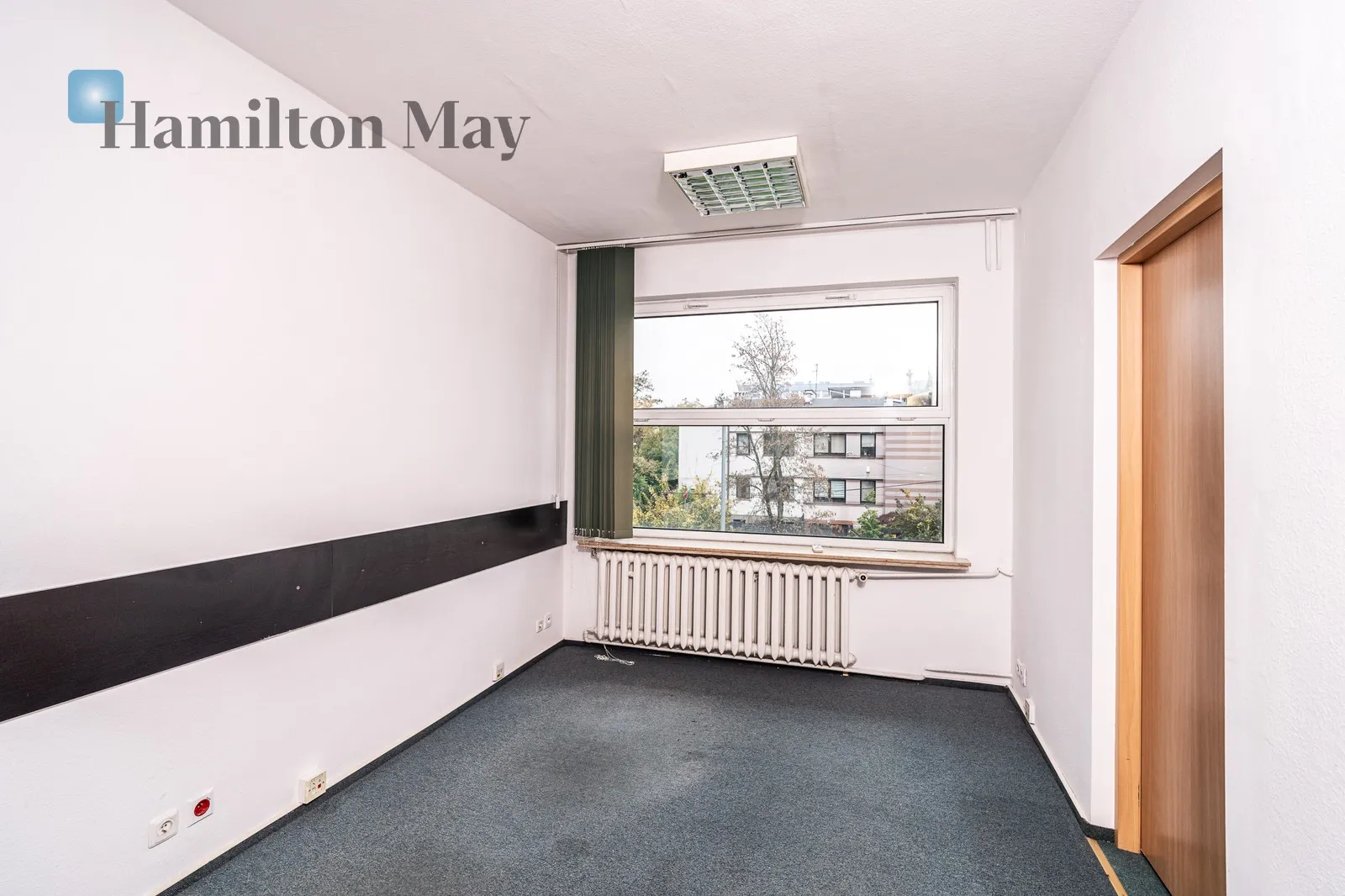 A representative, detached office building with private parking for 18 cars/Officer's Estate - slider