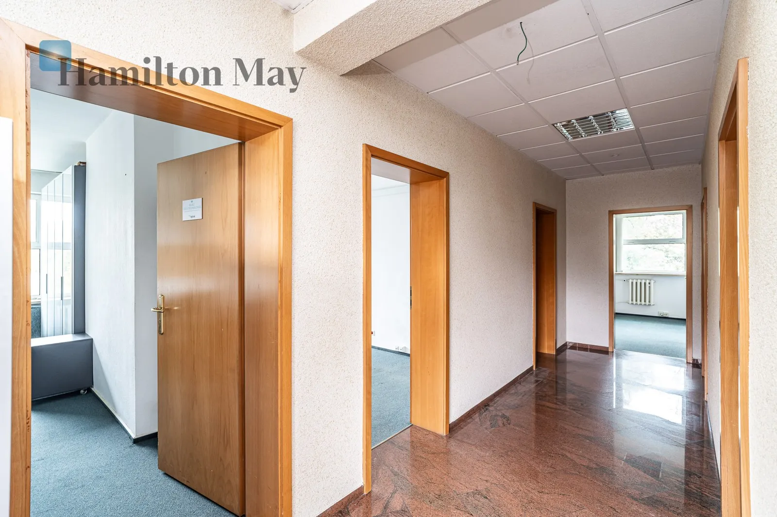 A representative, detached office building with private parking for 18 cars/Officer's Estate - slider