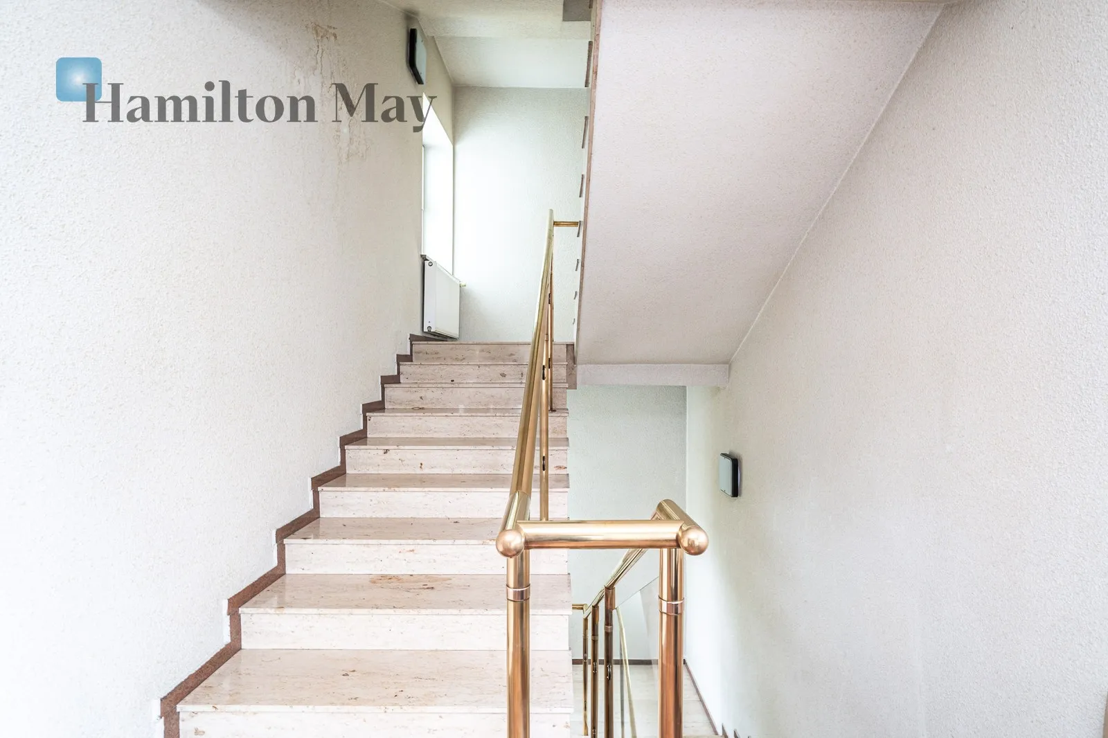 A representative, detached office building with private parking for 18 cars/Officer's Estate - slider