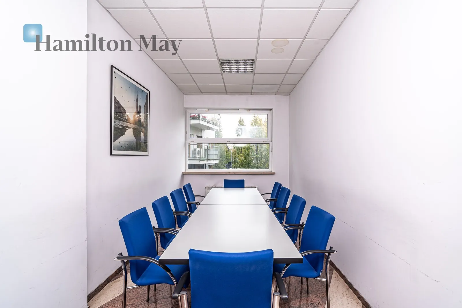 A representative, detached office building with private parking for 18 cars/Officer's Estate - slider