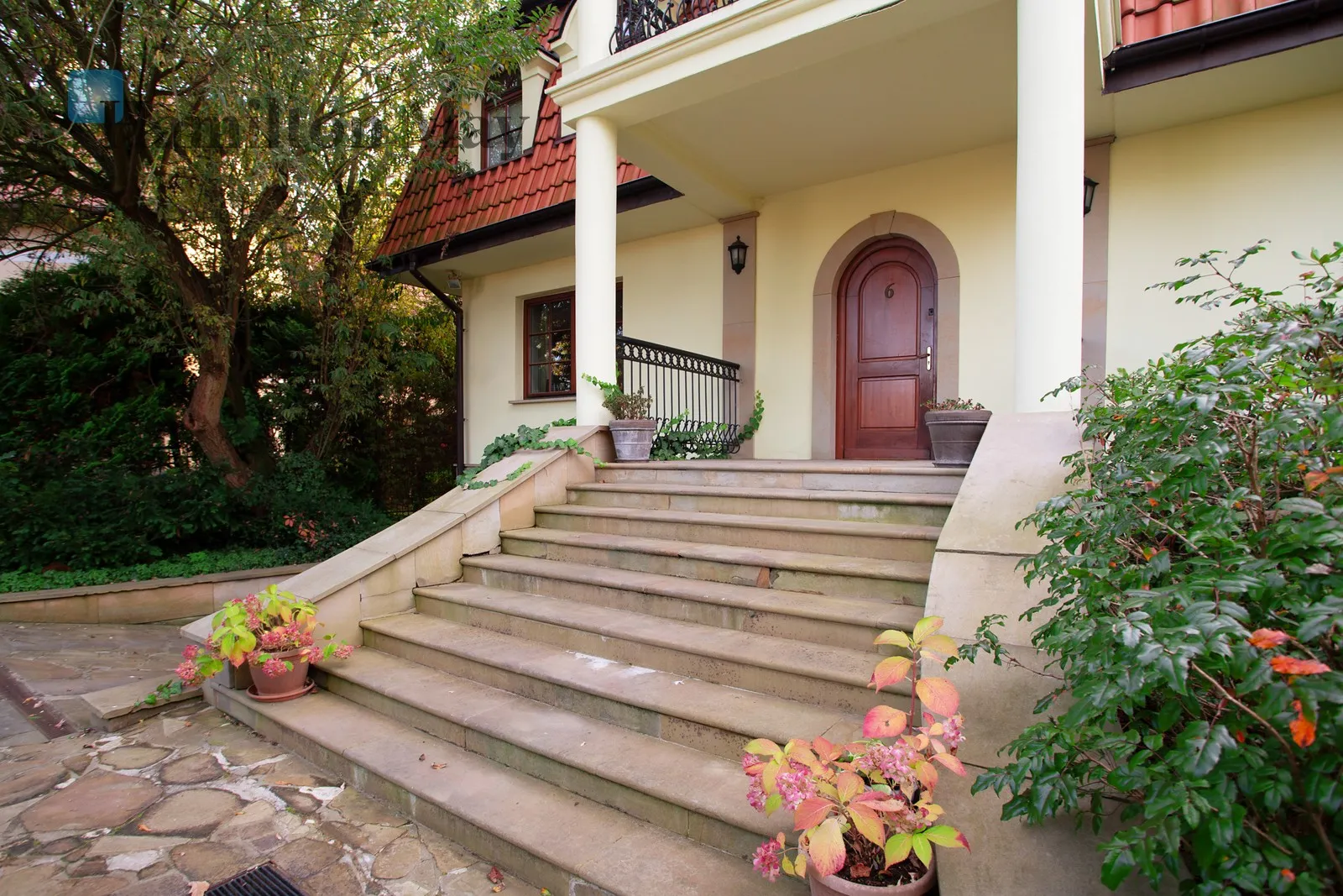 A spacious detached house in the immediate vicinity of Decjusza Park in Wola Justowska - slider