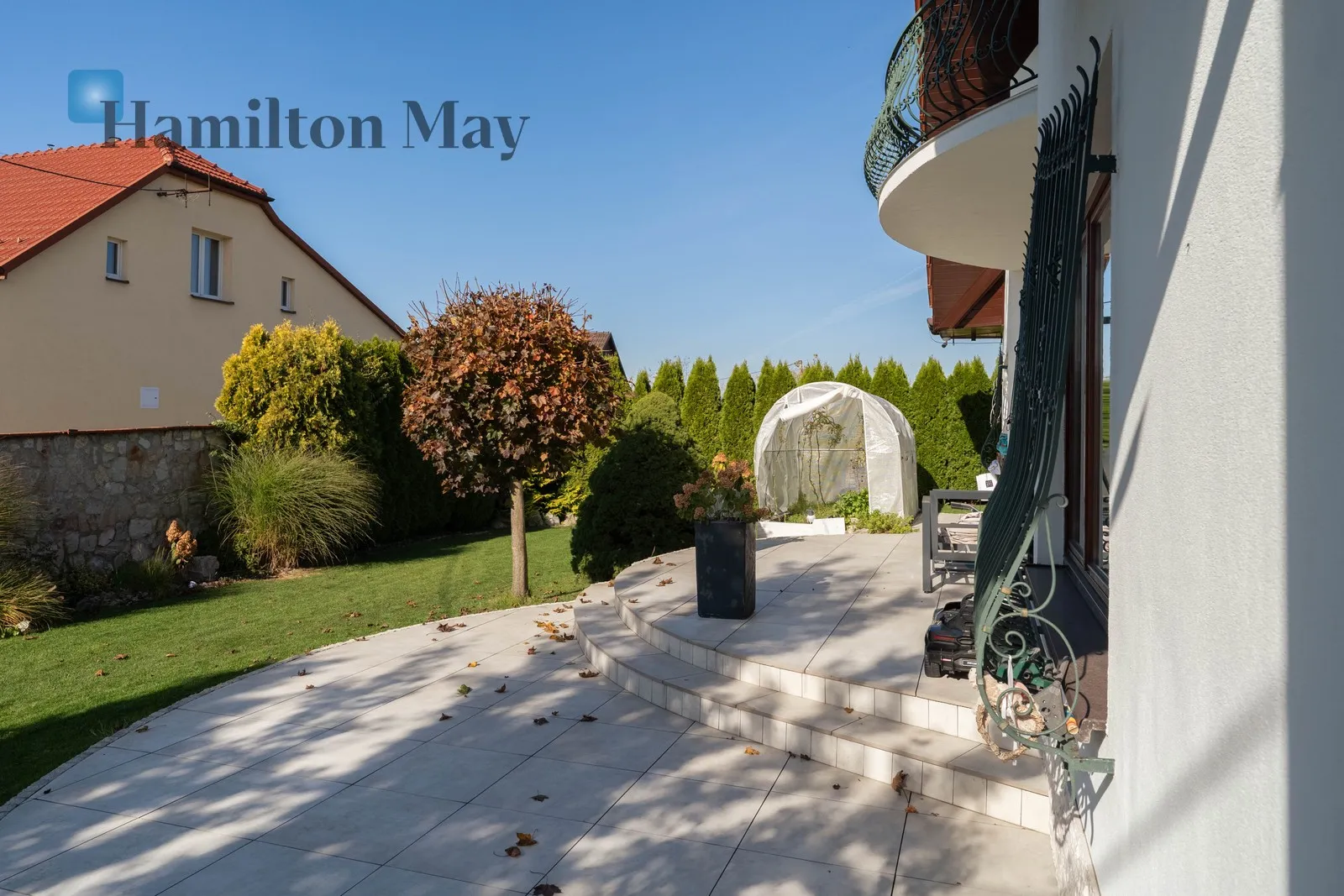 Street: Krakowska Region: Modlniczka Price: 3590000 PLN Bedrooms: 4 Bathrooms: 3 Plot size: 750m2 - slider