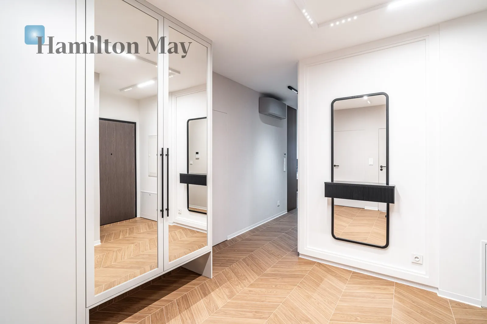 Distance to centre: 3.35 km Level: 4 Price: 7900 PLN Bedrooms: 2 Bathrooms: 1 - slider