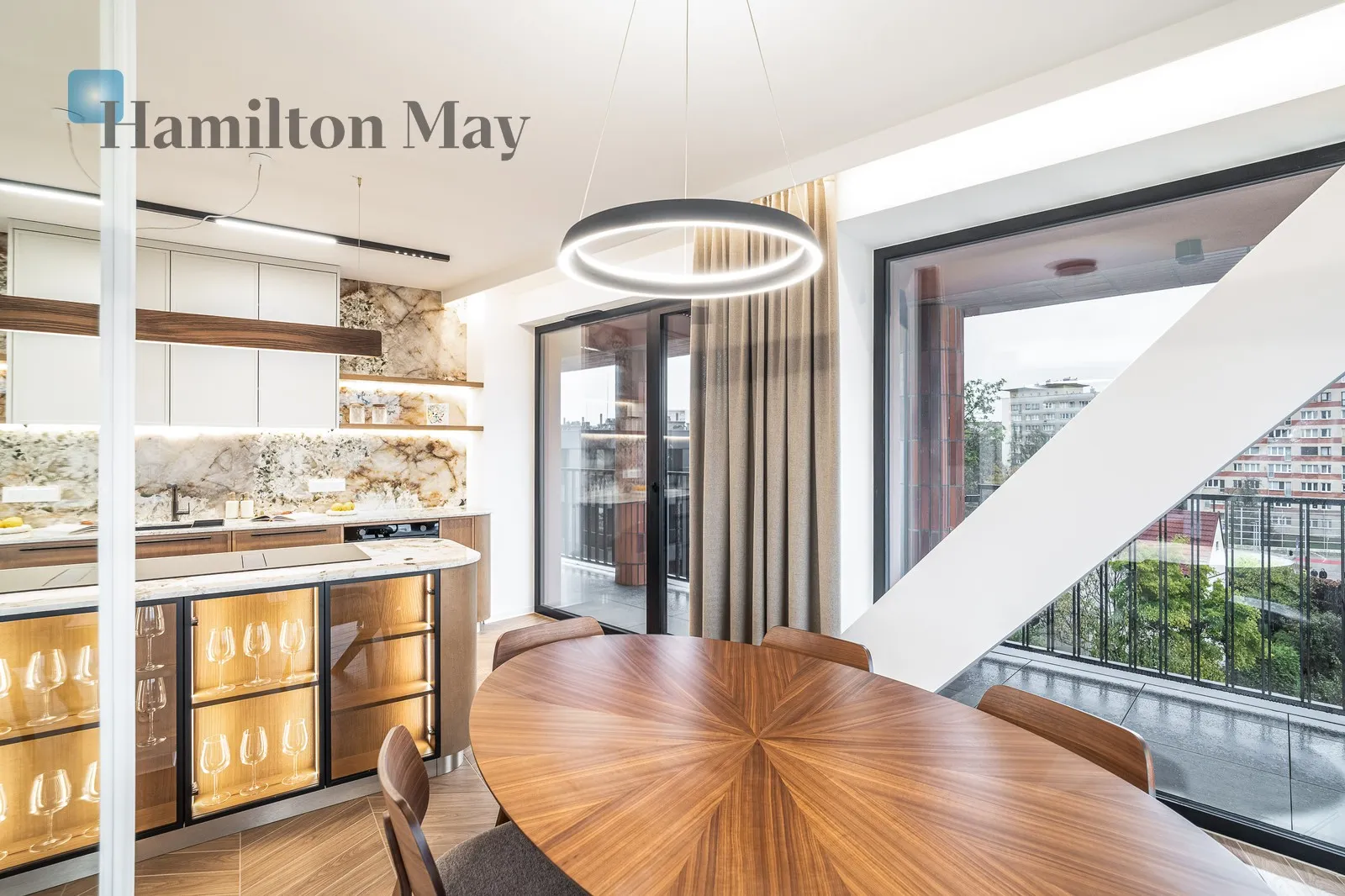City: Kraków Street: Mogilska Region: Prądnik Czerwony Distance to centre: 3.35 km Level: 4 Price: 7900 PLN Bedrooms: 2 Bathrooms: 1 - slider
