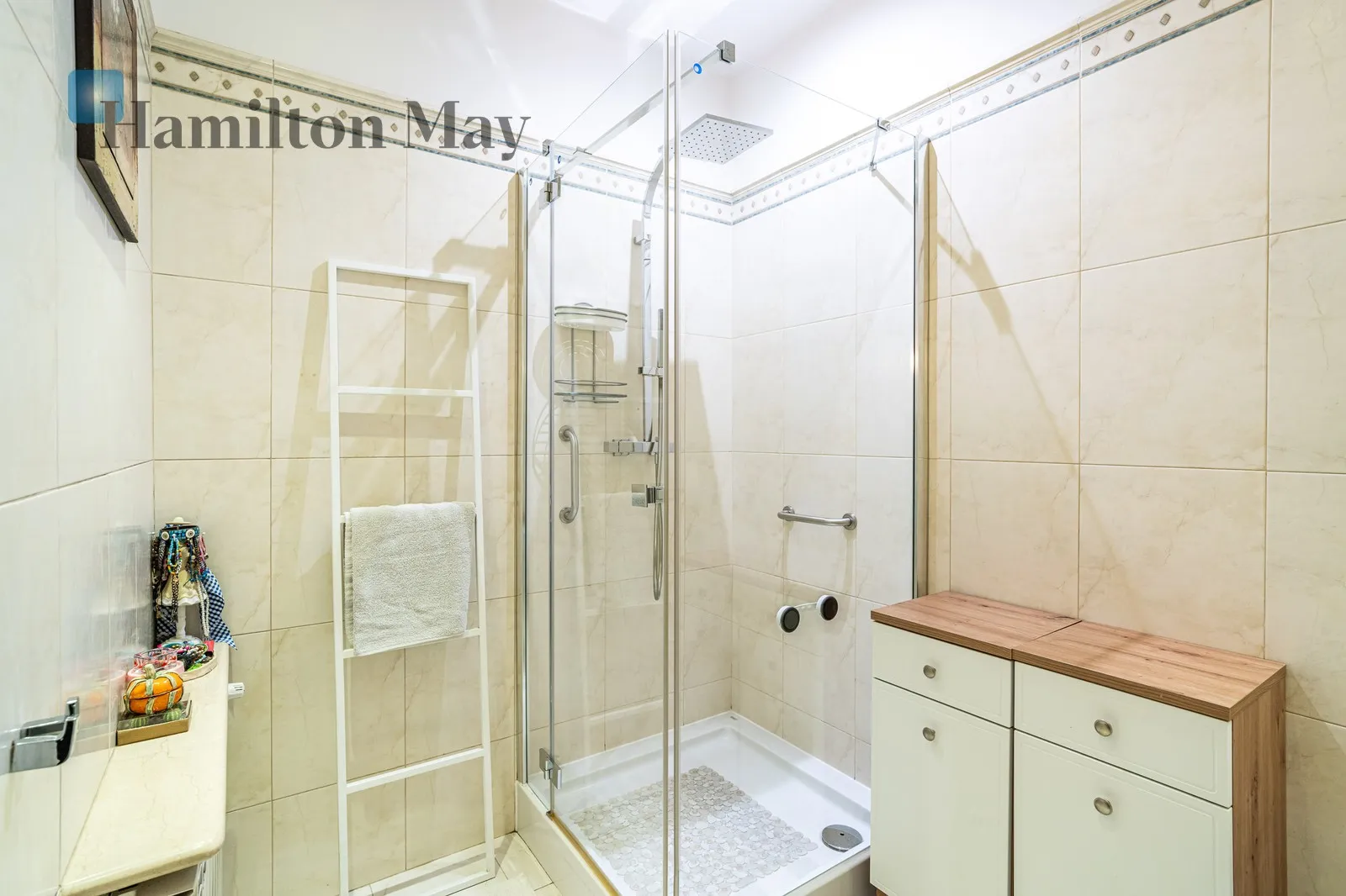Street: Sereno Fenn'a Region: Stare Miasto Distance to centre: 0.59 km Level: 4 Price: 2800000 PLN - slider