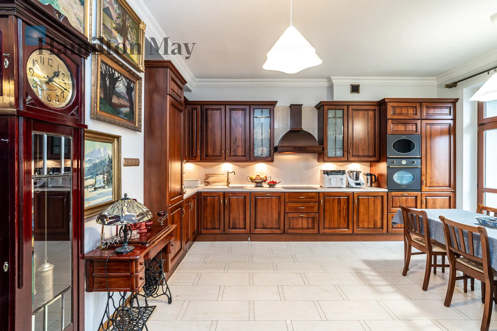 Street: Sereno Fenn'a Region: Stare Miasto Distance to centre: 0.59 km Level: 4 Price: 2800000 PLN Bedrooms: 3 Bathrooms: 2 Size: 113m2 - slider