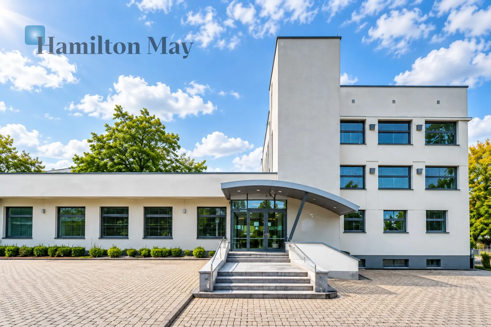 A representative, detached office building with private parking for 18 cars/Officer's Estate - slider
