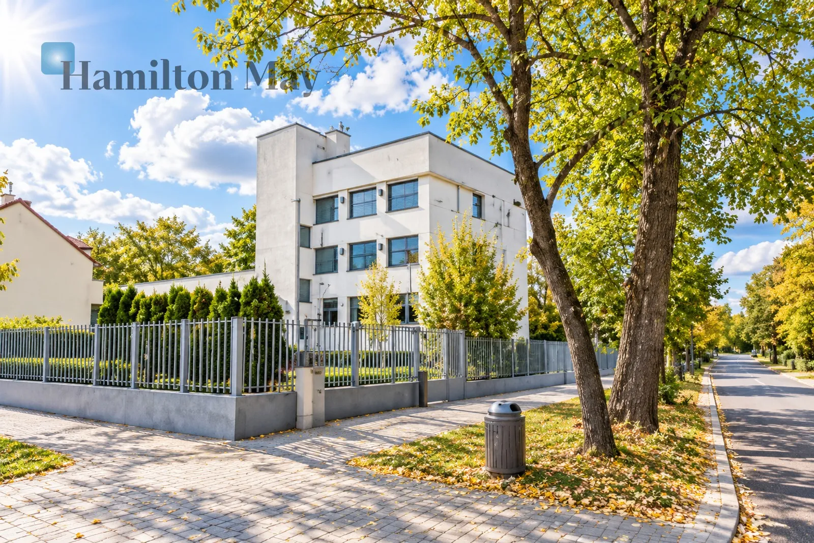 A representative, detached office building with private parking for 18 cars/Officer's Estate - slider