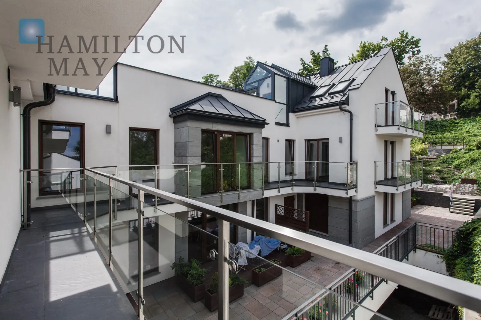 Subregion: Salwator Distance to centre: 1 km Level: 2 Price: 4900 PLN Bedrooms: 2 Bathrooms: 2 - slider