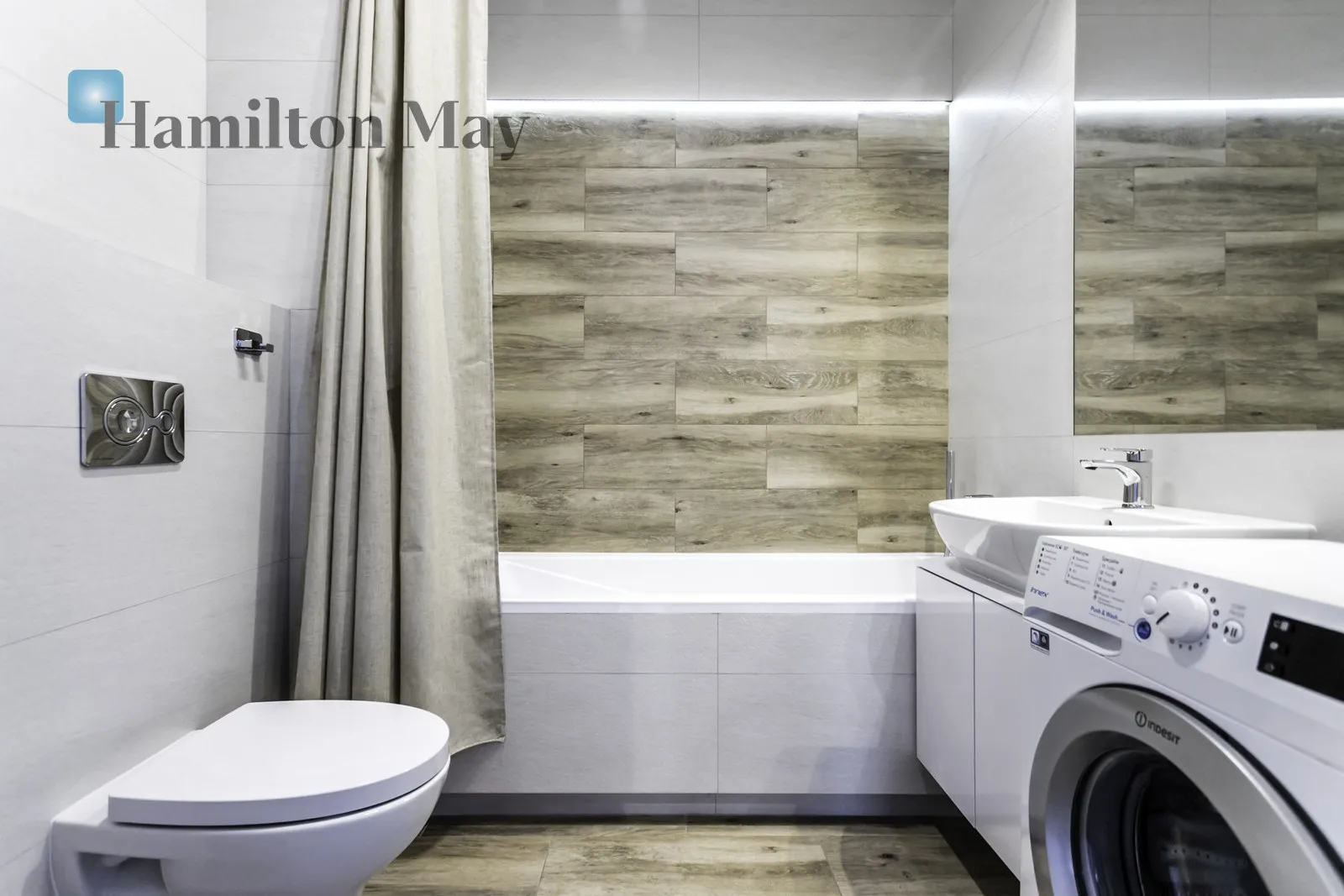 Street: Krochmalna Region: Wola Subregion: Mirów Distance to centre: 1.77 km Level: 3 Price: 8000 PLN Bedrooms: 2 - slider