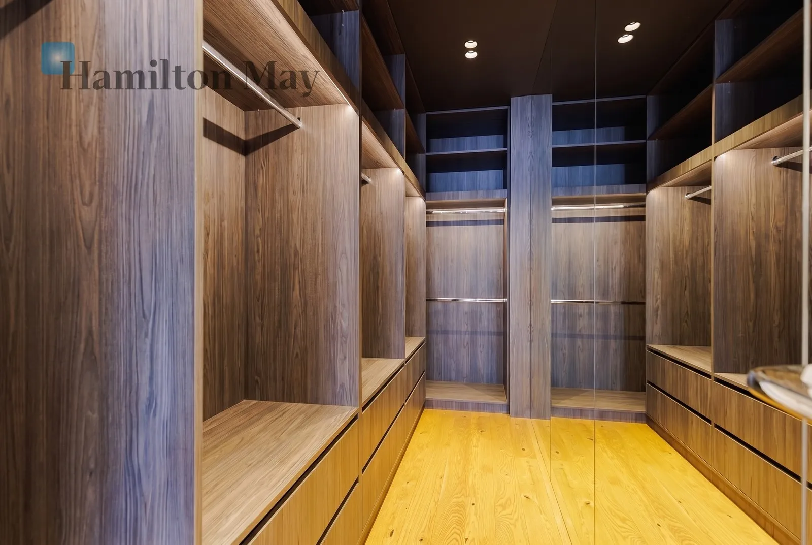 Level: -9 Price: 4900000 PLN Bedrooms: 4 - slider