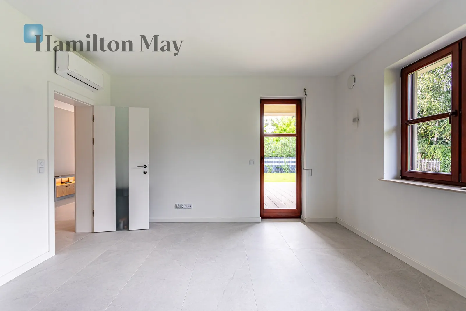 Price: 16000 PLN Bedrooms: 5 Bathrooms: 3 Plot size: 800m2 Price/m2: 62 PLN - slider