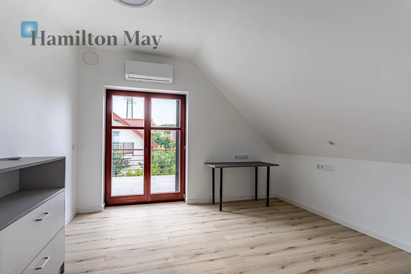 Price: 16000 PLN Bedrooms: 5 Bathrooms: 3 Plot size: 800m2 - slider