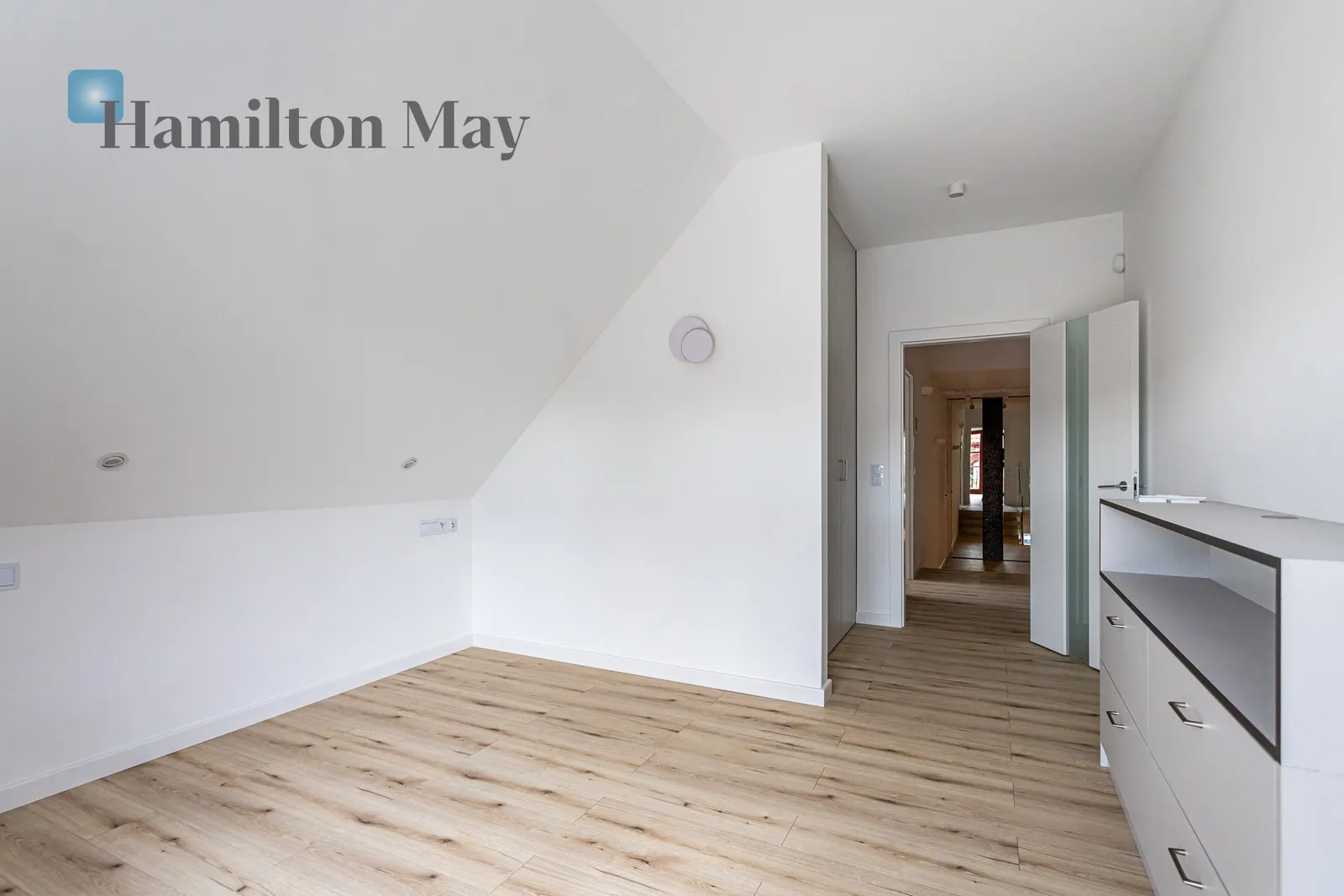Bedrooms: 5 Bathrooms: 3 Plot size: 800m2 Price/m2: 62 PLN - slider