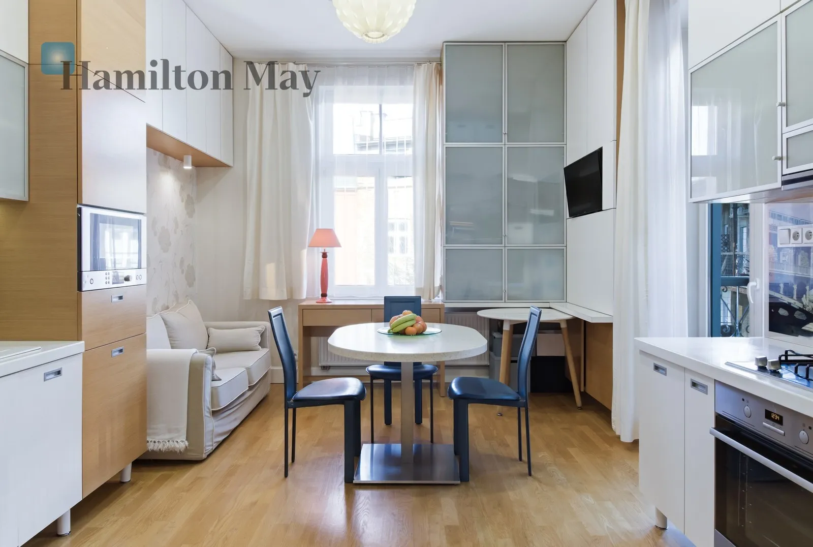 A beautifully furnished, elegant apartment for rent right next to the Planty Park - slider