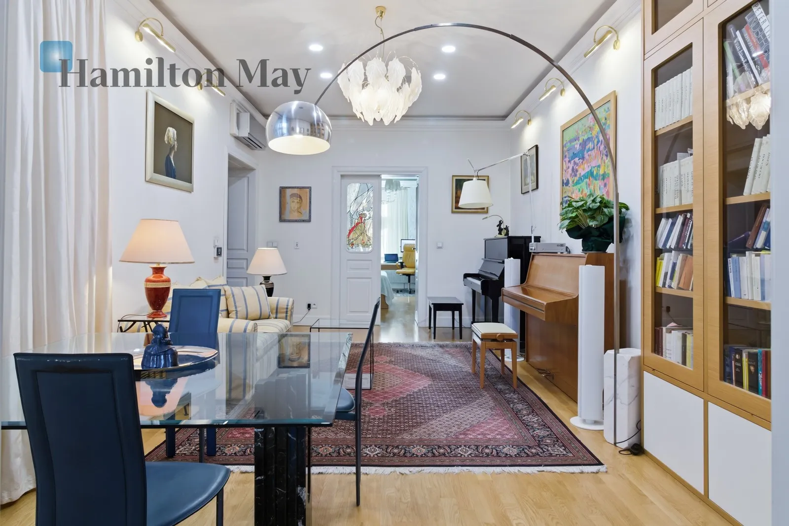A beautifully furnished, elegant apartment for rent right next to the Planty Park - slider