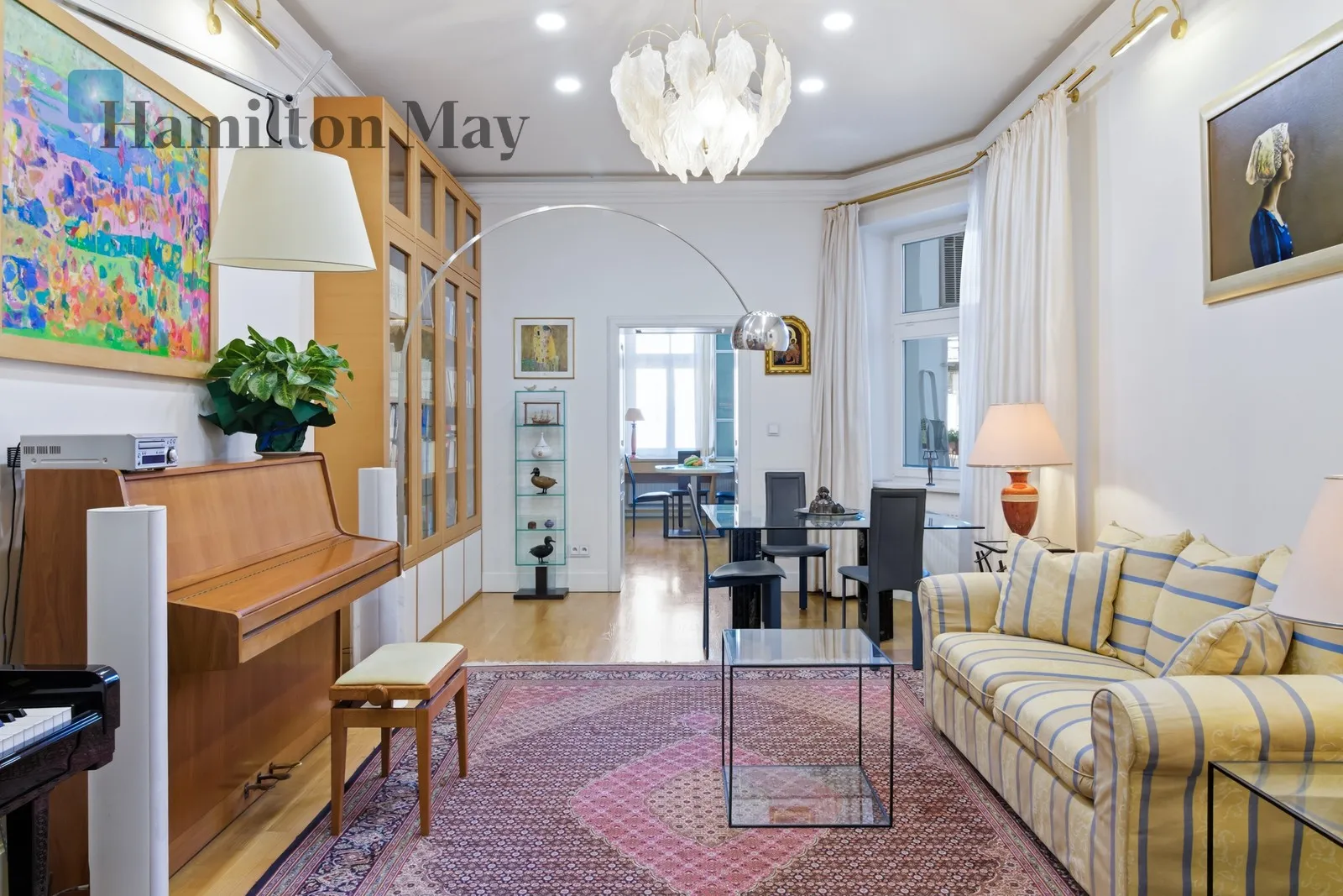 A beautifully furnished, elegant apartment for rent right next to the Planty Park - slider