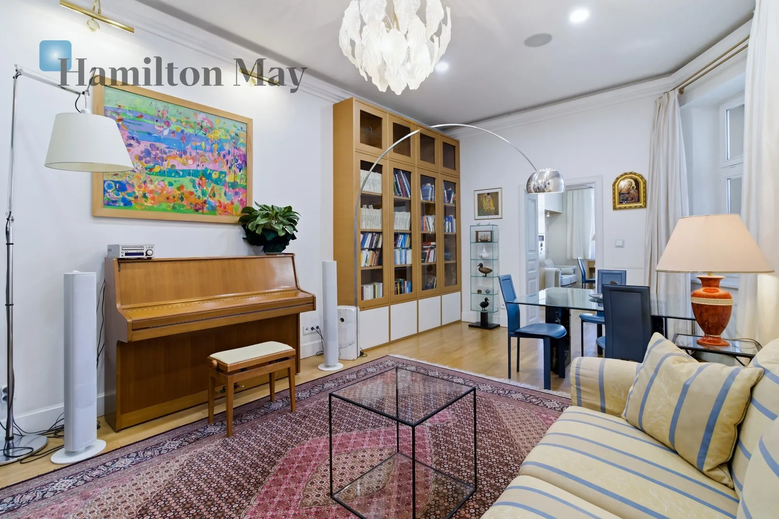 A beautifully furnished, elegant apartment for rent right next to the Planty Park - slider