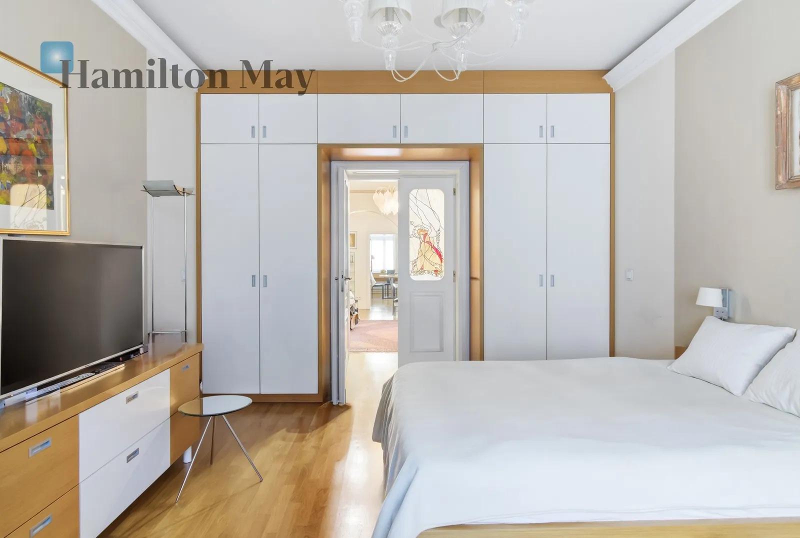 A beautifully furnished, elegant apartment for rent right next to the Planty Park - slider