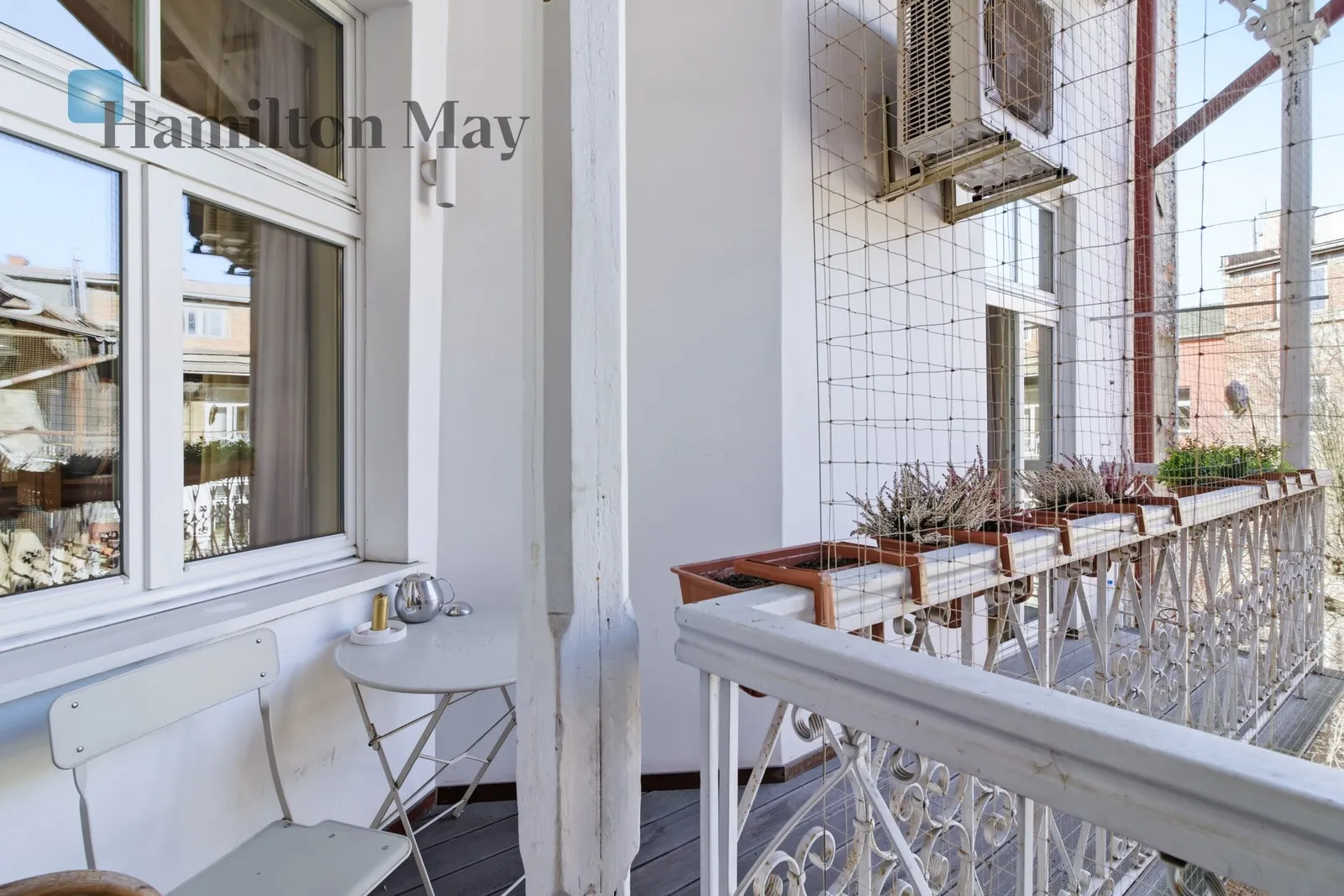 A beautifully furnished, elegant apartment for rent right next to the Planty Park - slider