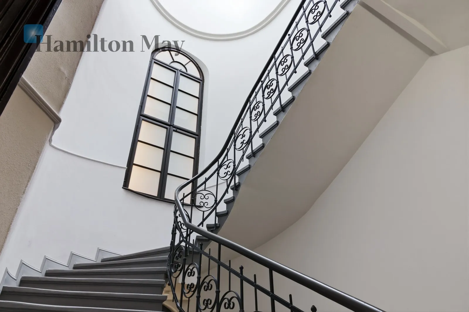 A beautifully furnished, elegant apartment for rent right next to the Planty Park - slider
