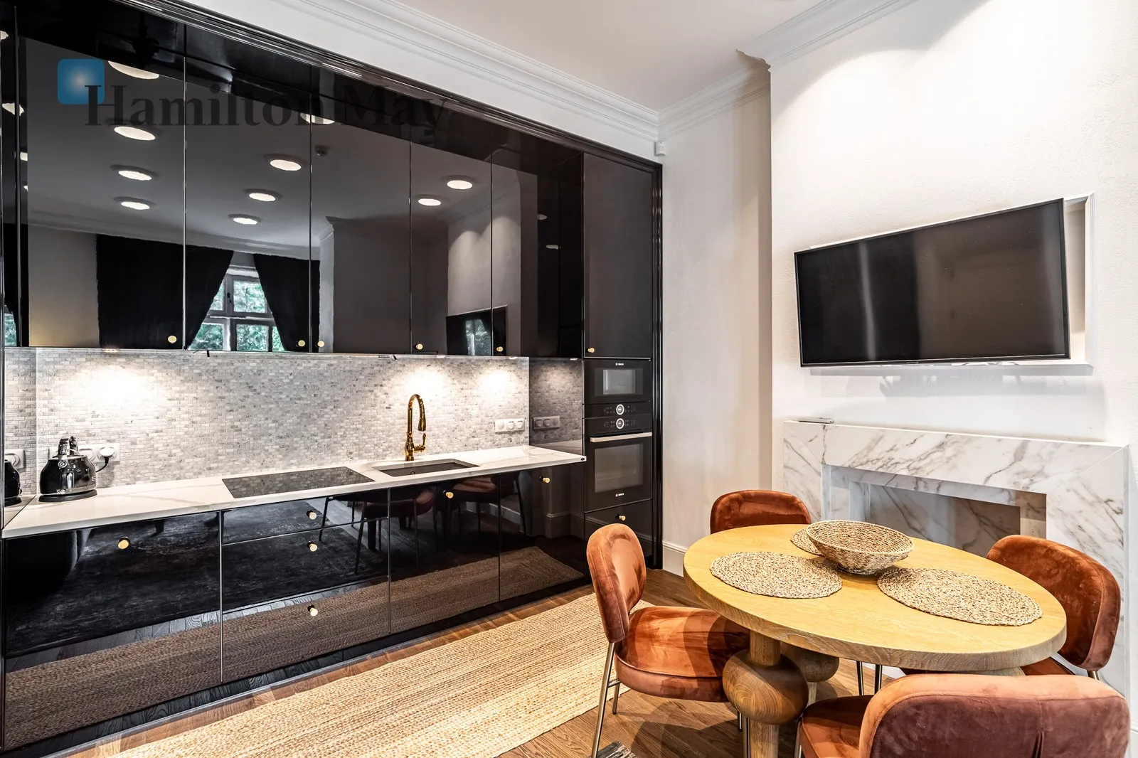 Street: plac Na Groblach Region: Stare Miasto Distance to centre: 0.71 km Level: 2 Price: 6500 PLN Bedrooms: 1 Bathrooms: 1 Size: 52m2 - slider