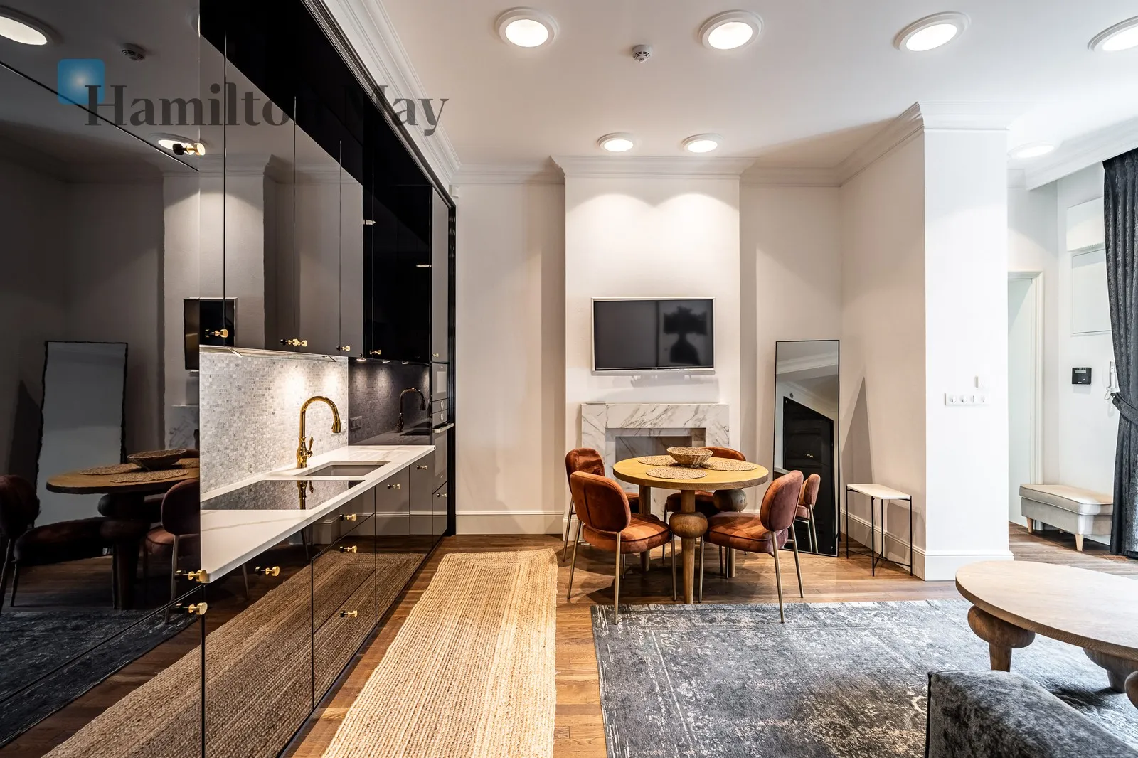 Street: plac Na Groblach Region: Stare Miasto Distance to centre: 0.71 km Level: 2 Price: 6500 PLN Bedrooms: 1 Bathrooms: 1 Size: 52m2 Price/m2: 125 PLN - slider