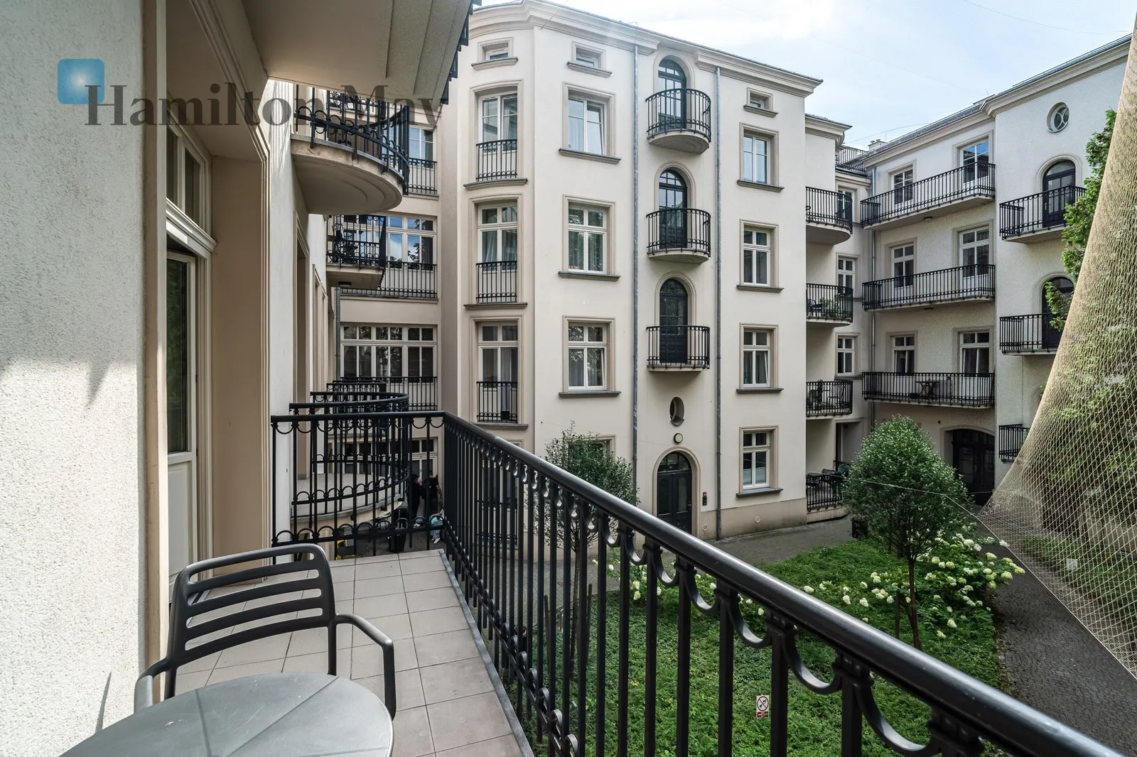 Distance to centre: 0.71 km Level: 2 Price: 6500 PLN Bedrooms: 1 Bathrooms: 1 Size: 52m2 - slider