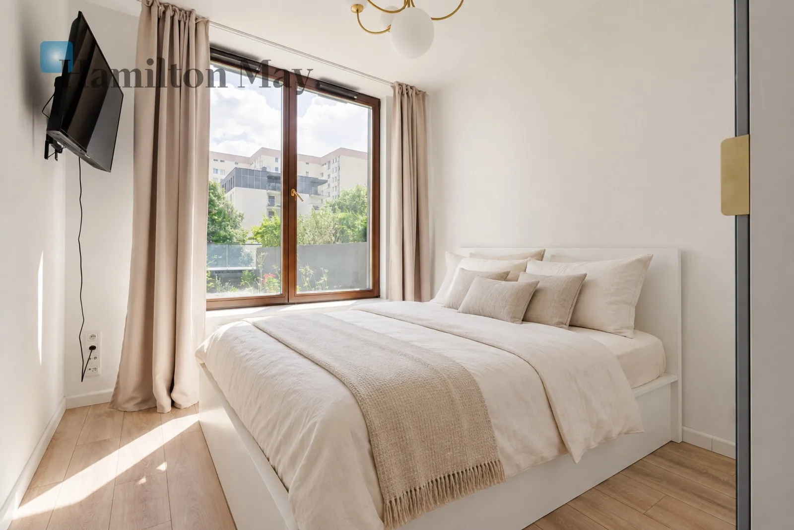 Street: Ogrodowa Region: Wola Subregion: Mirów Distance to centre: 1.85 km Level: 1 Price: 6500 PLN Bedrooms: 2 Bathrooms: 1 Size: 61m2 Price/m2: 107 PLN - slider