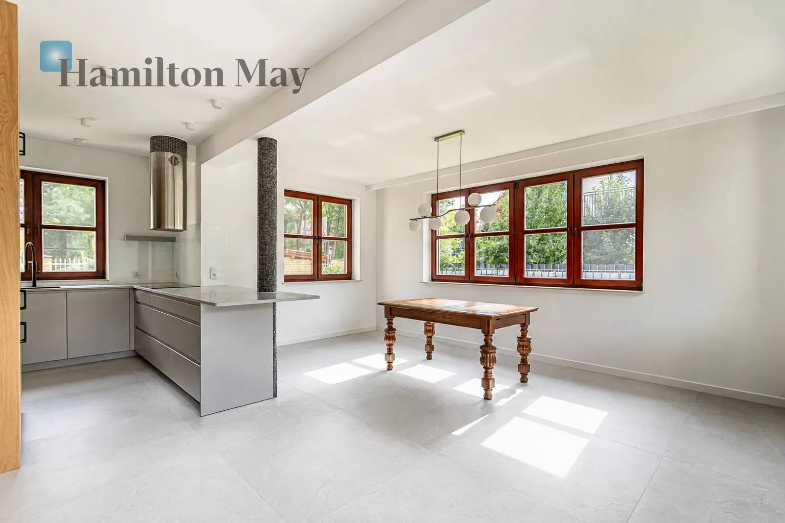 Modern semi-detached house with a garden - slider