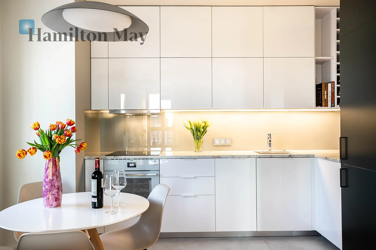 City: Warszawa Street: Grzybowska Region: Wola Subregion: Mirów Distance to centre: 1.74 km Level: 9 Price: 8000 PLN Bedrooms: 2 - slider
