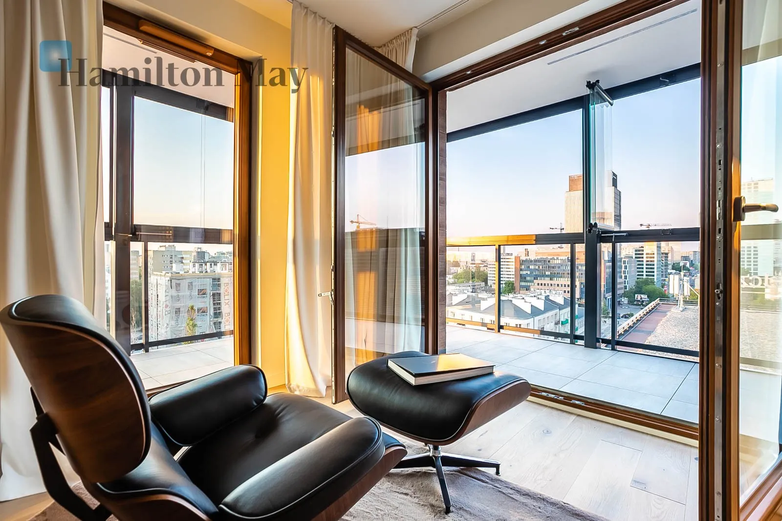 City: Warszawa Street: Grzybowska Region: Wola Subregion: Mirów Distance to centre: 1.74 km Level: 9 Price: 8000 PLN Bedrooms: 2 Bathrooms: 1 Size: 62m2 - slider