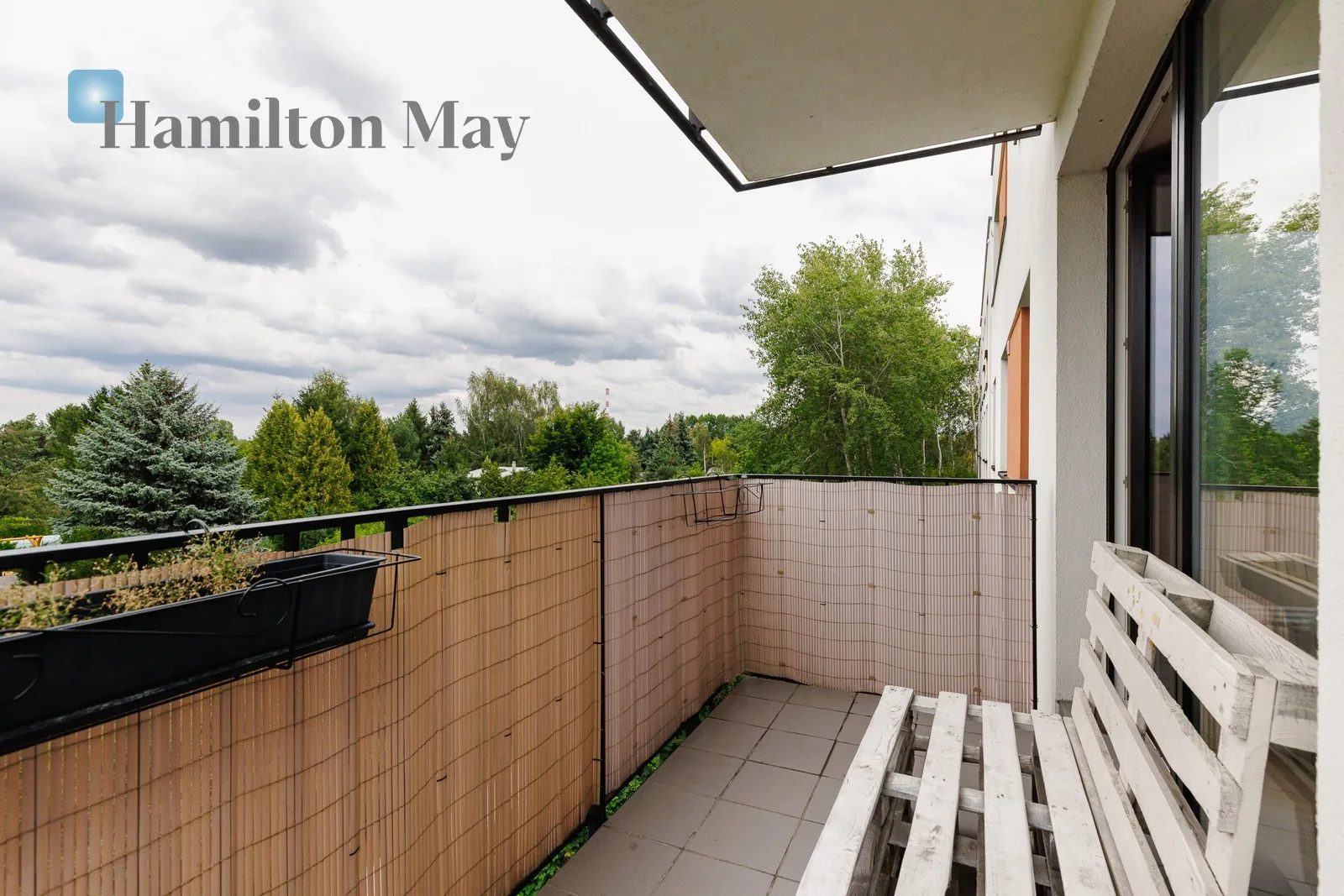Street: Pohulanka Region: Targówek Subregion: Elsnerów Distance to centre: 7.46 km Level: 2 Price: 880000 PLN Bedrooms: 2 - slider