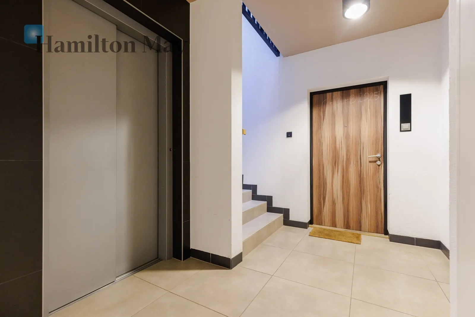 Subregion: Elsnerów Distance to centre: 7.46 km Level: 2 Price: 880000 PLN Bedrooms: 2 Bathrooms: 1 Size: 52.27m2 - slider