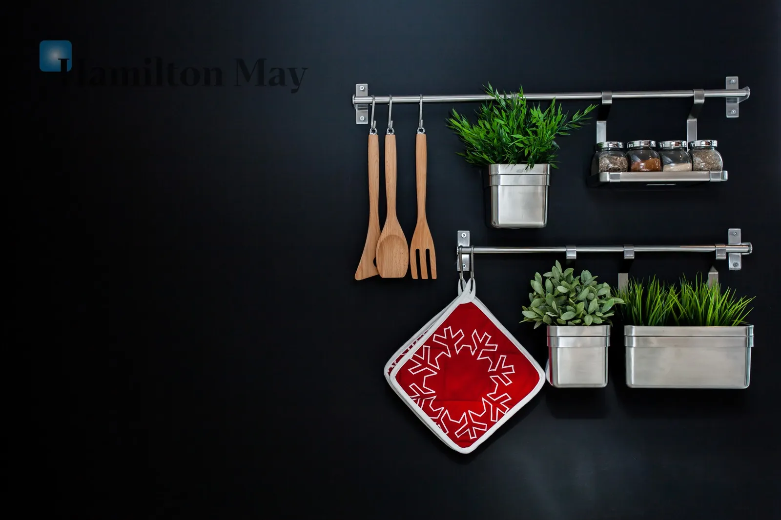 Street: Szlak Region: Stare Miasto Distance to centre: 1 km Level: 5 Price: 1950000 PLN Bedrooms: 2 - slider