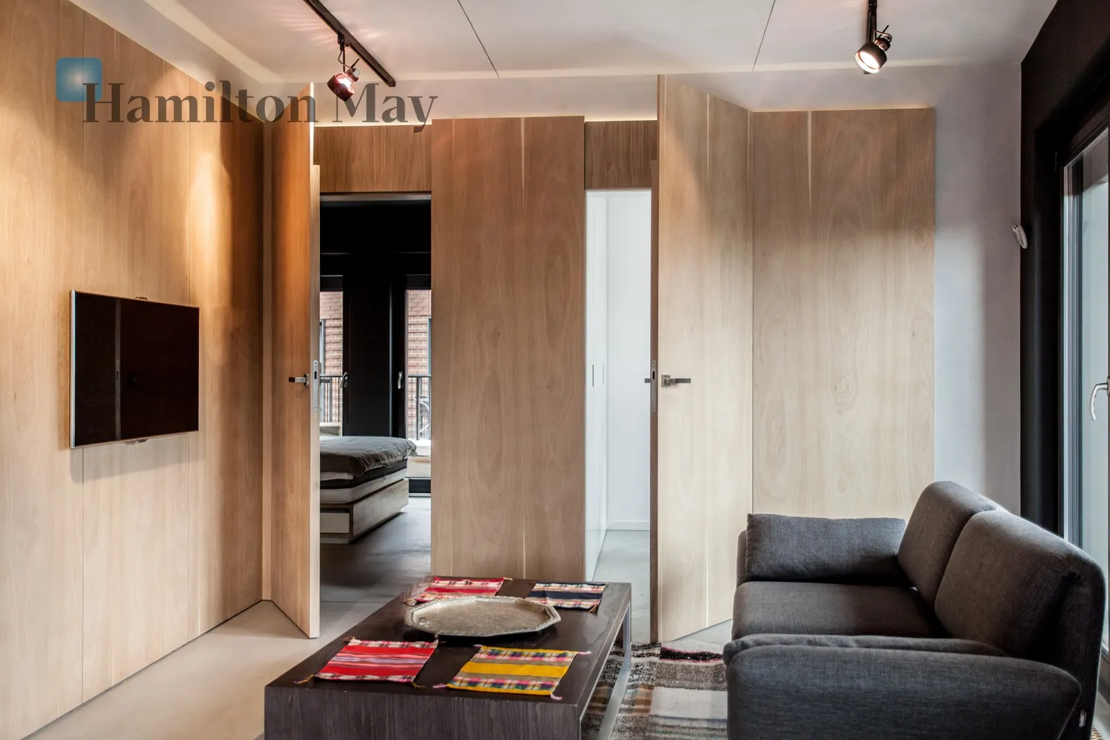 Street: Szlak Region: Stare Miasto Distance to centre: 1 km Level: 5 Price: 1950000 PLN Bedrooms: 2 Bathrooms: 1 Size: 64m2 - slider